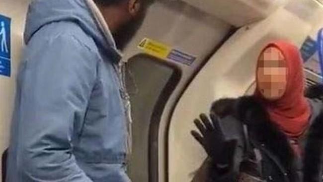 Viral Perempuan Muslim Bela Bocah Yahudi yang Dilecehkan di Kereta Inggris