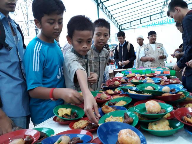 Nikmatnya Buka Puasa di Masjid Bukit Indah Sukajadi, Menu Serasa di Restoran