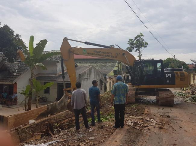 Alat Berat Diturunkan Bersihkan Drainase di Tiban Koperasi