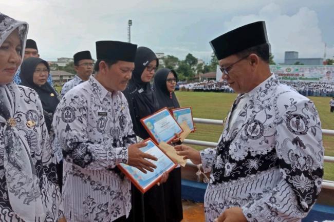 Bupati Lingga Berikan Penghargaan Guru Berprestasi