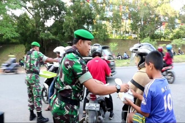 Puluhan Tentara Hentikan Pengendara di Depan Kodim 0316/Batam