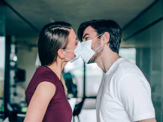 Cegah Corona, Dokter Sarankan Pakai Masker saat Bercinta