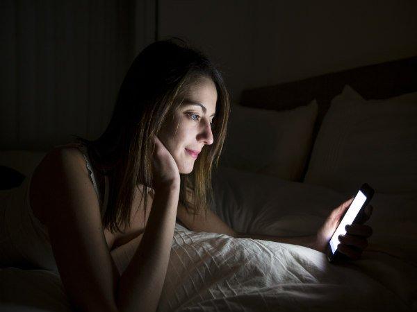 Anda Senang Mainkan Ponsel Menjelang Tidur? Ini Masalahnya.....
