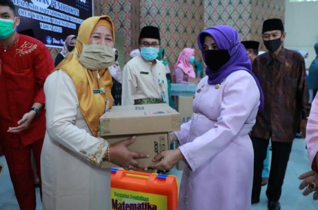 Pemko Serahkan Peralatan Penunjang Prestasi ke Sekolah-sekolah di Tanjungpinang