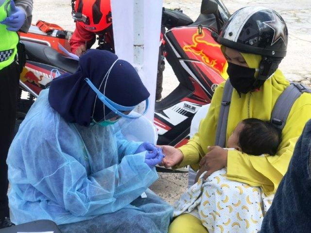 Drive-Thru Rapid Test Conducted Through Barelang Police Office Targets 1,500 Riders