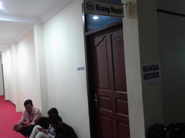 Penyerahan Berkas Rudi-Amsakar Tertutup. Staf KPU Batam: Pak Rudi Kepanasan 