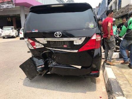 Toyota Alphard Ringsek Usai Tabrakan Beruntun di Batam Centre