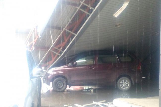 Pengelola Pelabuhan Perbaiki Mobil Xenia yang Tertimpa Kanopi