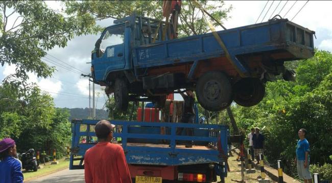 Gegara Mengantuk, Pick up Muatan Keramik Nyungsep ke Parit