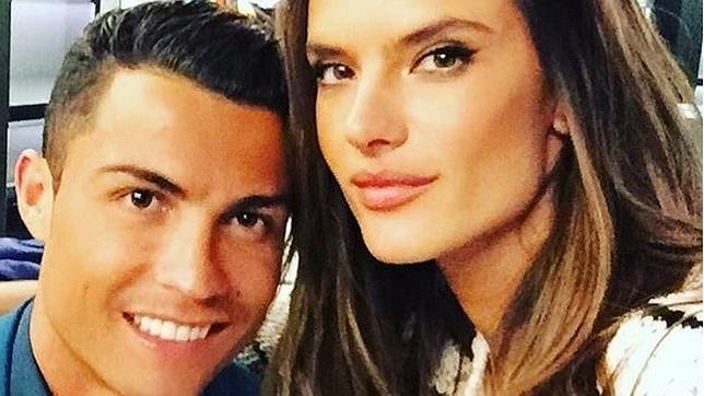 Ronaldo Gendong Supermodel Tanpa Pakaian: Jangan Tanya Apa yang Kami Lakukan