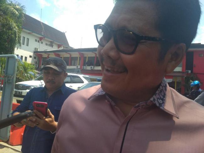 Kadis Burhanuddin Tersenyum Usai Diperiksa KPK 