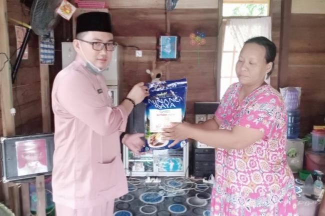 Bawaslu Lingga Bagi Puluhan Paket Sembako untuk Warga Kurang Mampu