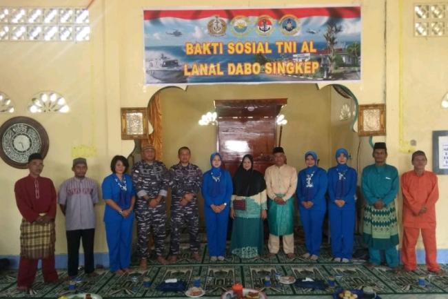 Sambangi Desa Cempa, Lanal Dabo Bantu Masjid Baiturrahman
