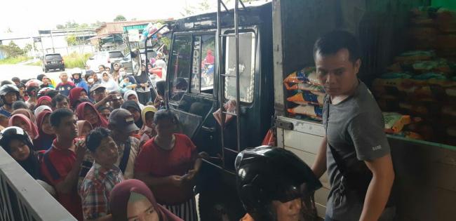 Warga Mega Legenda II Serbu Operasi Pasar Disperindag Batam