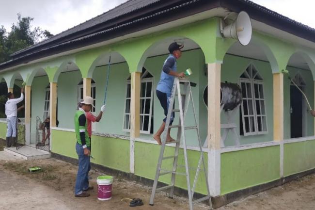 Camat Singkep Barat Gotong Royong Bikin Masjid Darussalam Lebih Berwarna