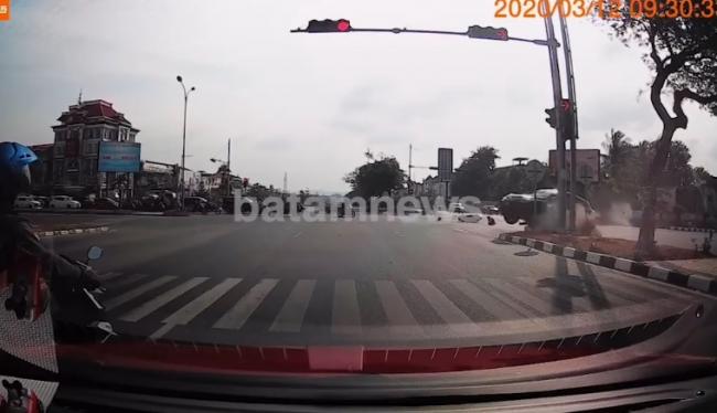 Wanita Sopir Mobil HR-V Terobos Lampu Merah Simpang Gelael Diperiksa