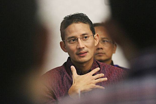 Sandi Kaget Buka Amplop di Kerumunan