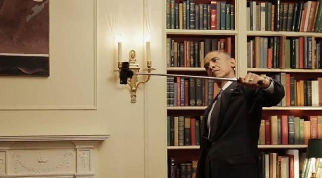 Gaya Obama Berselfie Ria Memakai Tongsis