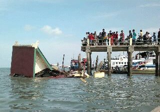 Pelantar Kampung Bugis Tanjungpinang Ambruk Dihantam Kapal 
