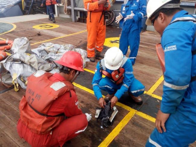 Foto: Tragis, Foto-foto Barang Penumpang Lion Air yang Jatuh