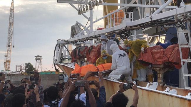 Jenazah ABK WNI Dievakuasi Petugas dari Freezer Kapal Ikan China