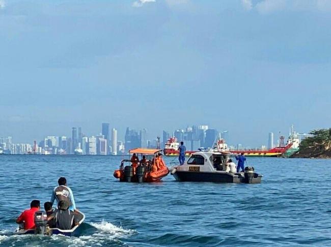 Tim SAR Cari Korban Perahu Terbalik hingga Perbatasan Singapura