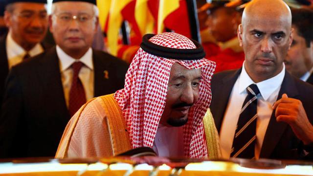 Pria Plontos Ini Selalu Ada Dekat Raja Salman, Siapa Dia?