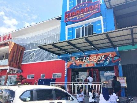 Potong Rambut Sambil Nikmati Pemandangan Laut di Starsbox Barbershop