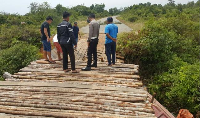 Krak! Jembatan Patah Penyebab Truk ini Terjun Bebas