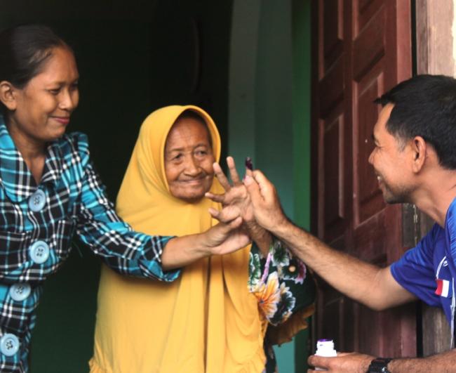 Dua Lansia di TPS 18 Salurkan Hak Suara di Rumah