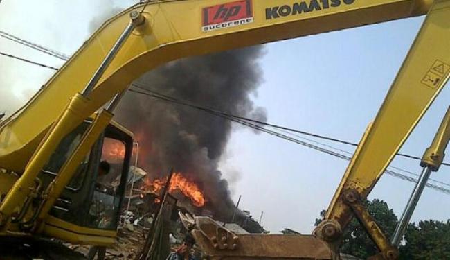 [BREAKINGNEWS] Dua Unit Alat Berat Dibakar di Bukit Dam Baloi