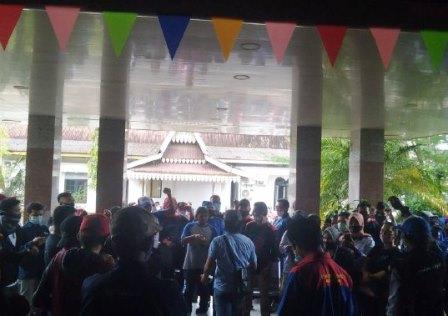 Demo Memanas, Buruh Batam Gebrak Meja Kantor Disnaker