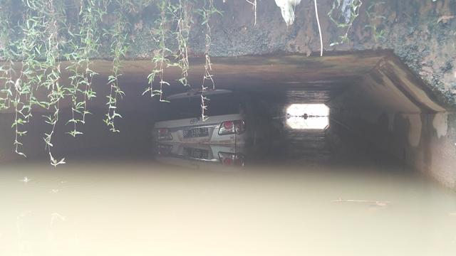 Aneh, Mobil Fortuner Ditemukan Dalam Gorong-gorong  