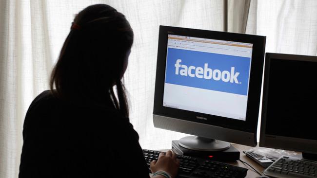 Gara-gara Asyik Main Facebook, Seorang Istri di Mesir Ditikam Suami