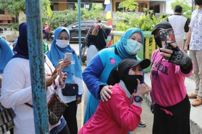 Ikut Senam Sehat, Marlin Bagi Rahasia Setetes Minyak Kayu Putih untuk Usir Virus