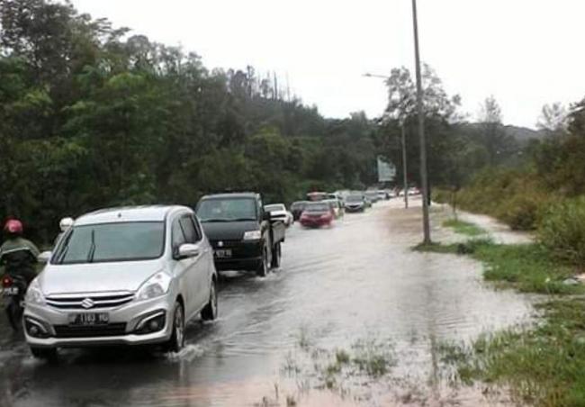 Banjir Bikin Jalanan di Batam Macet