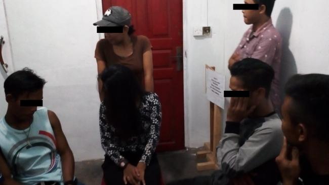 Duh, Dua Remaja Wanita Ini Ajak 4 Pria Pesta Tuak di Kosan