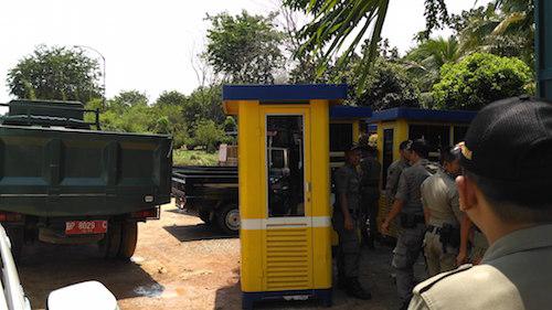 Satpol PP Kembali Bongkar Portal Parkir Tiban Centre
