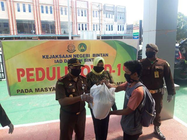 Kejari Bintan Salurkan 290 Paket Sembako untuk Warga Terdampak Covid-19