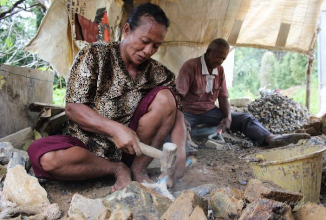 Kisah Wanita Pemecah Batu Granit di Anambas