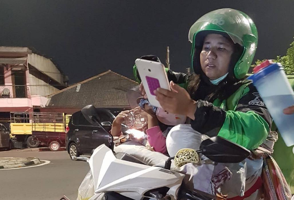 Kisah Haru Perjuangan Seorang Ibu Bekerja Jadi Tukang Ojek 