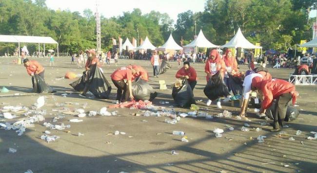 Usai Kampanye Jokowi di Batam Sampah Berserakan, Caleg PSI Turun Tangan