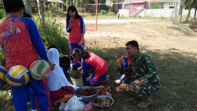 Satgas Jalin Keakraban Dengan Anak-anak Lewat  Makanan