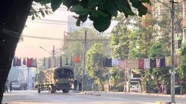 Demonstran Halau Aparat Militer Myanmar Gunakan Jemuran Pakaian Wanita