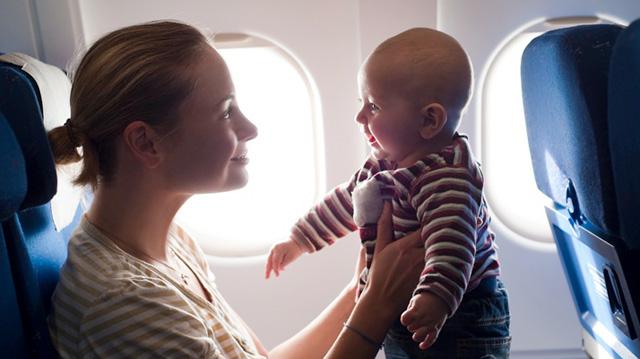 5 Hal Wajib Diperhatikan Orang Tua Bawa Anak-anak Naik Pesawat