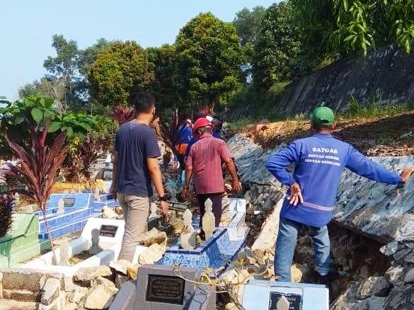 Batu Miring Roboh, Puluhan Makam di TPU Kamboja Terancam Longsor