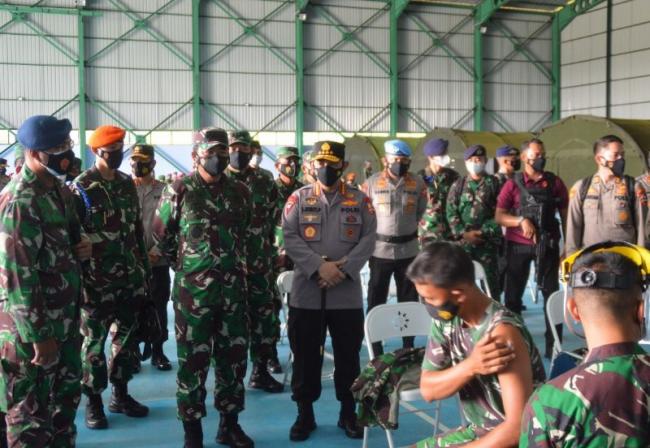 Panglima TNI dan Kapolri Tinjau Vaksinasi di Lanud RSA Natuna