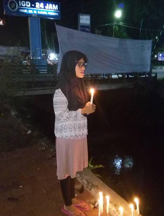Seorang Diri, Wanita Ini Nekat Bakar Lilin untuk Ahok di Kota Padang