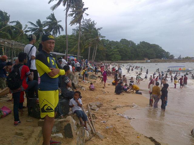 Wisatawan Tetap Membludak, Penjaga Pantai Tanjung Pakai Aturan Ketat Saat Cuaca Buruk