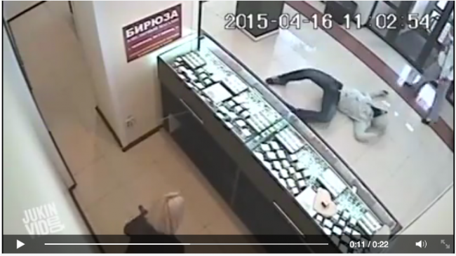 [VIDEO] Nasabah Bank Lumpuhkan Perampok 